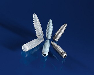 The new composite screw (center) with titanium screw (right) and older polylactic acid screw (left) (courtesy the Fraunhofer Institute)